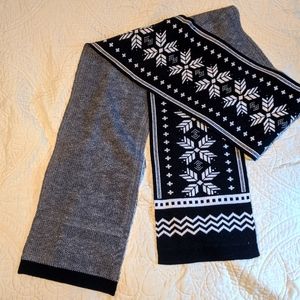 Black and white snowflake design soft knit winter scarf